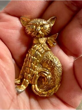 Gold Cat Figurine Pin - Decorative Pet Accessory